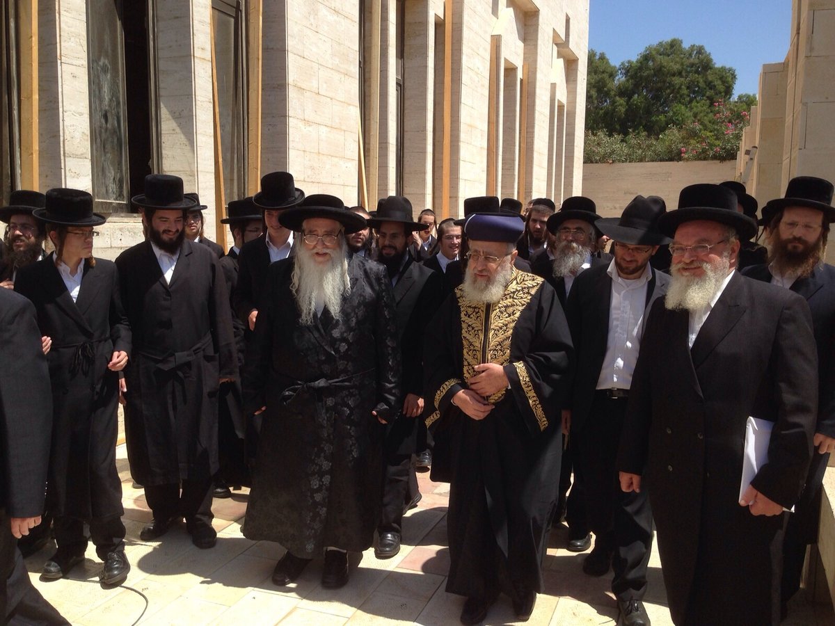 הראשל"צ הגאון רבי יצחק יוסף בביקור אצל האדמו"ר מצאנז