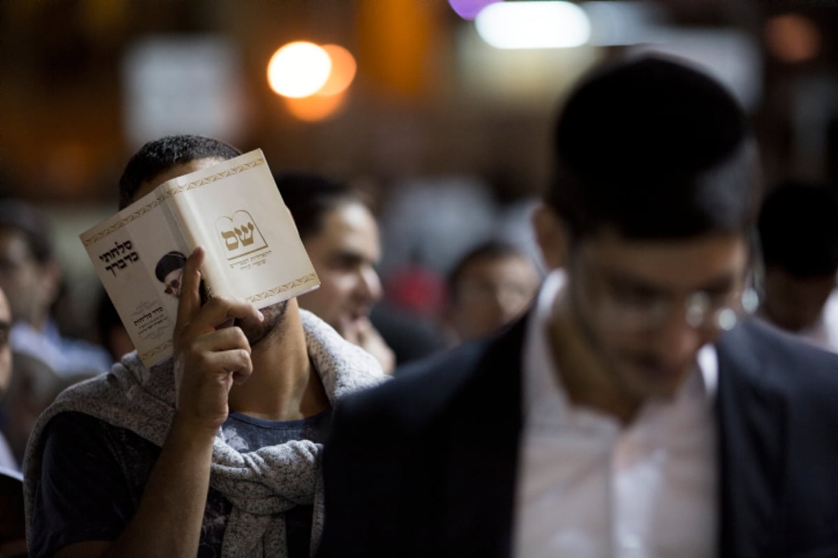 גלריה: הסליחות הראשונות בכותל המערבי