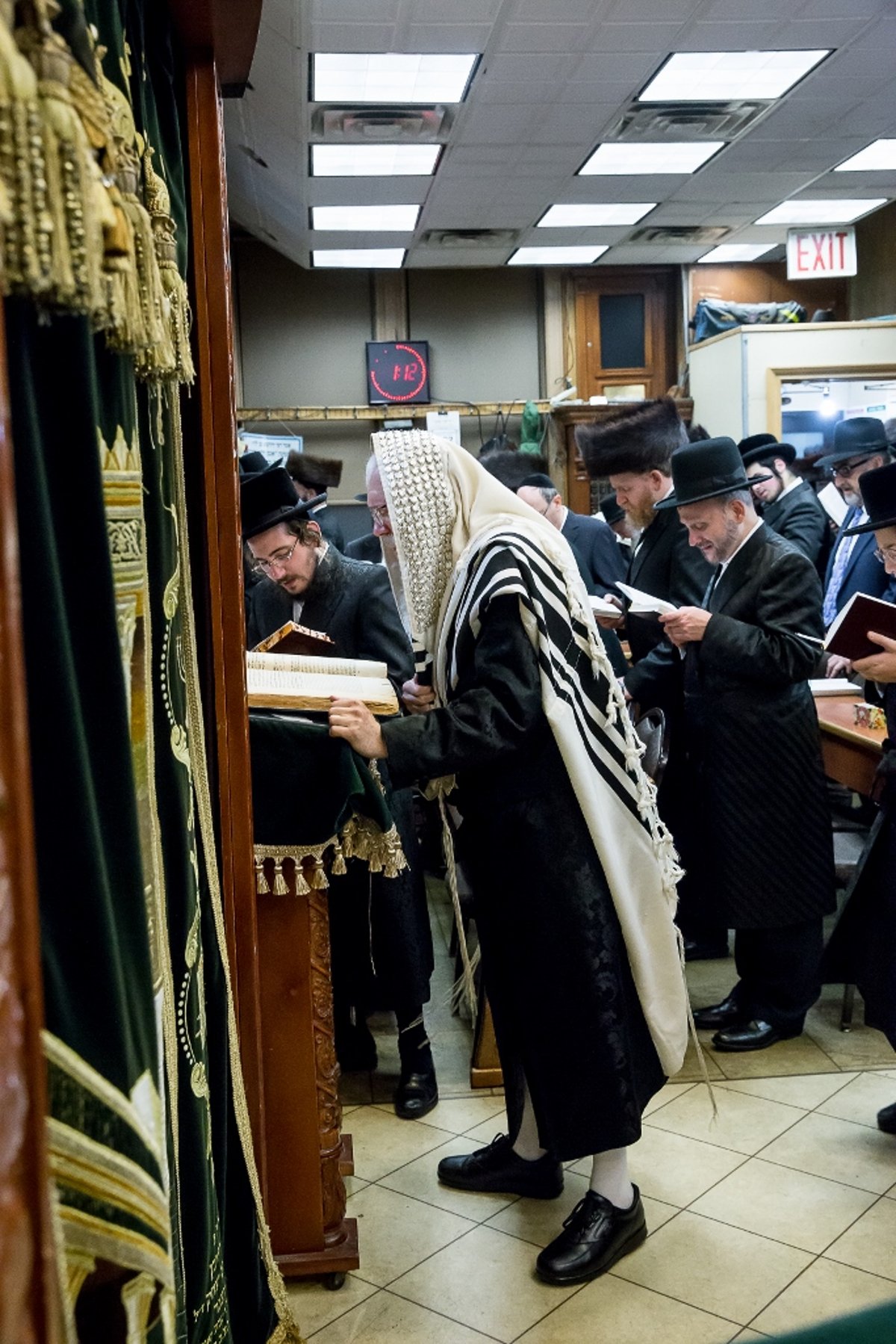 גלריה: סליחות אצל אדמו"רי ורבני בורו פארק