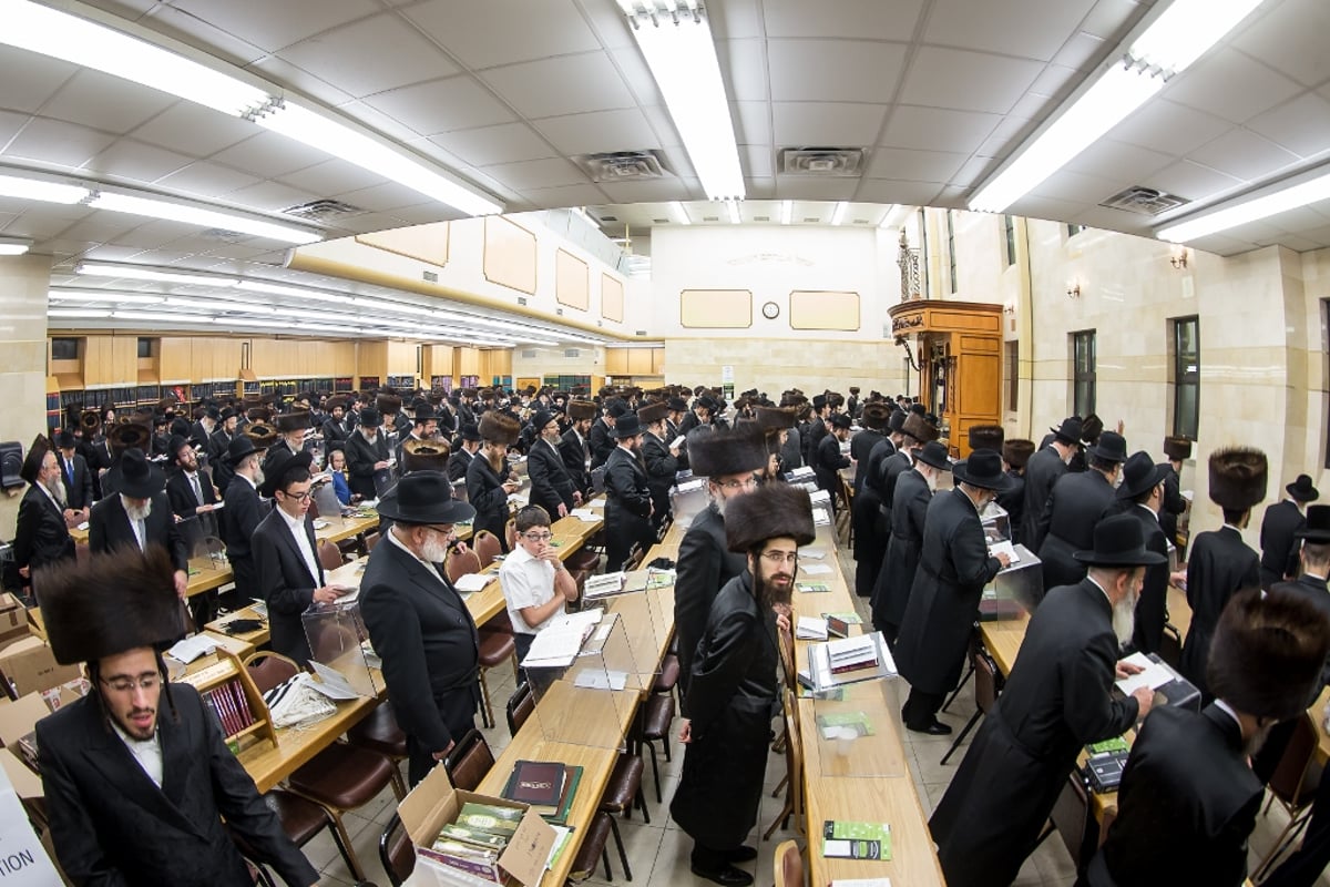 גלריה: סליחות אצל אדמו"רי ורבני בורו פארק