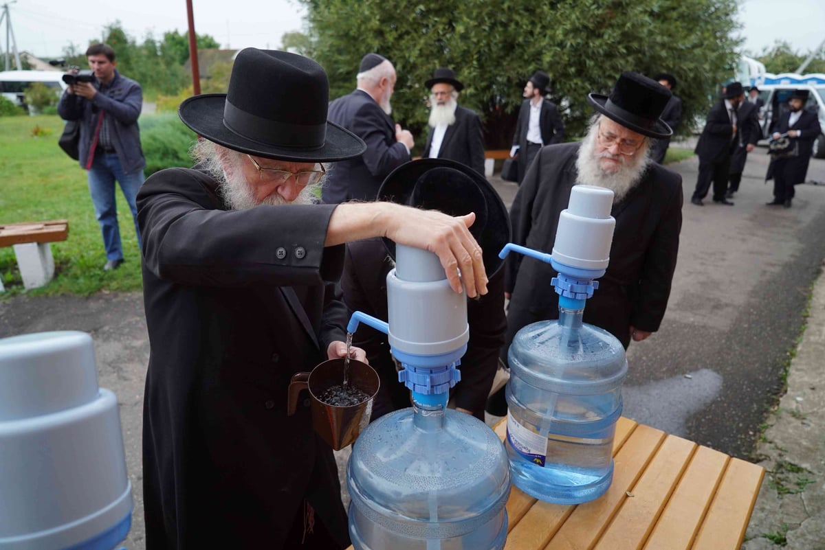 גלריה: תפילת הרבנים על ציונו של החפץ חיים