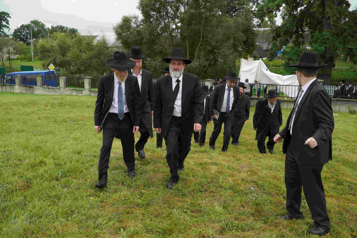 גלריה: תפילת הרבנים על ציונו של החפץ חיים