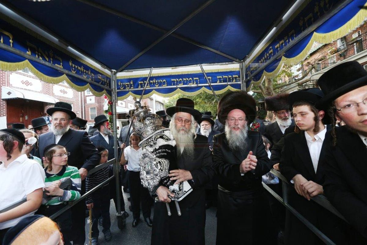 הכנסת ספר תורה לביהמ"ד בעלעד בבורו פארק • גלריה