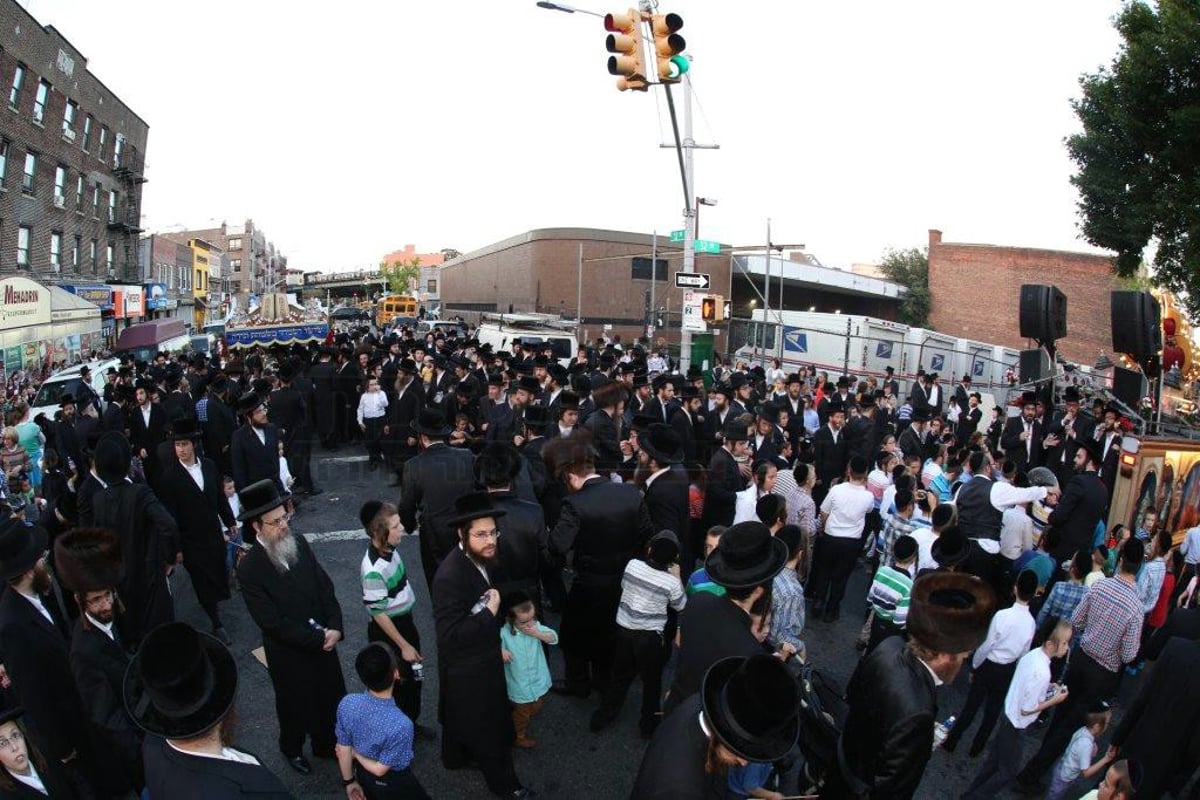 הכנסת ספר תורה לביהמ"ד בעלעד בבורו פארק • גלריה