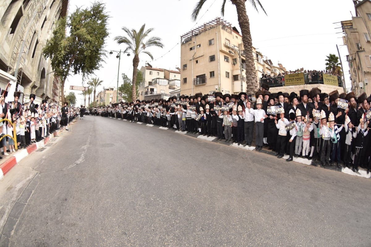 גלריית ענק ומסכמת: האדמו"רים האחים רקדו יחד. צפו