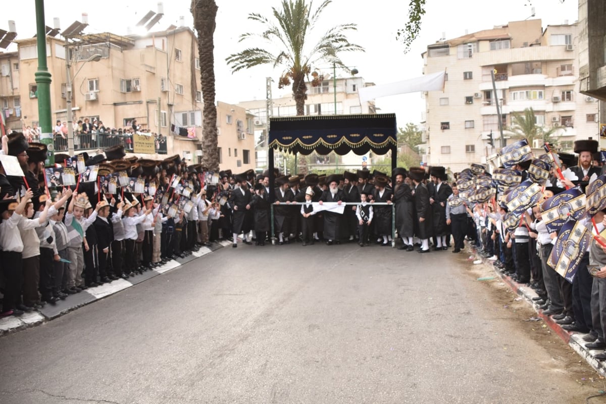 גלריית ענק ומסכמת: האדמו"רים האחים רקדו יחד. צפו