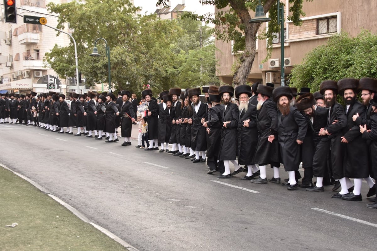 גלריית ענק ומסכמת: האדמו"רים האחים רקדו יחד. צפו