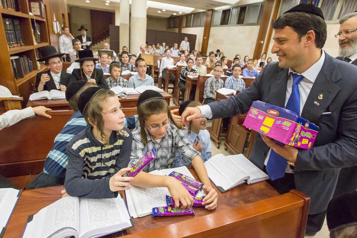 זכרייב עם ילדים המשתתפים בפרויקט