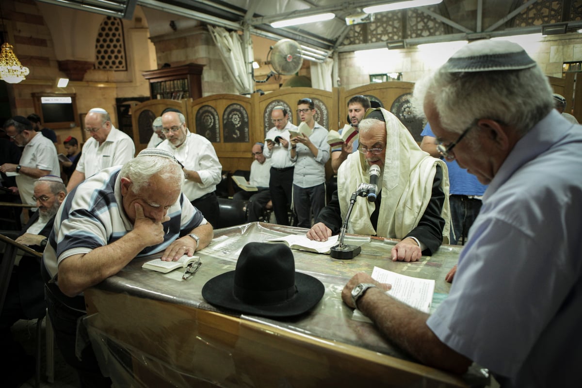 סליחות בערב ראש השנה במערת המכפלה. תיעוד