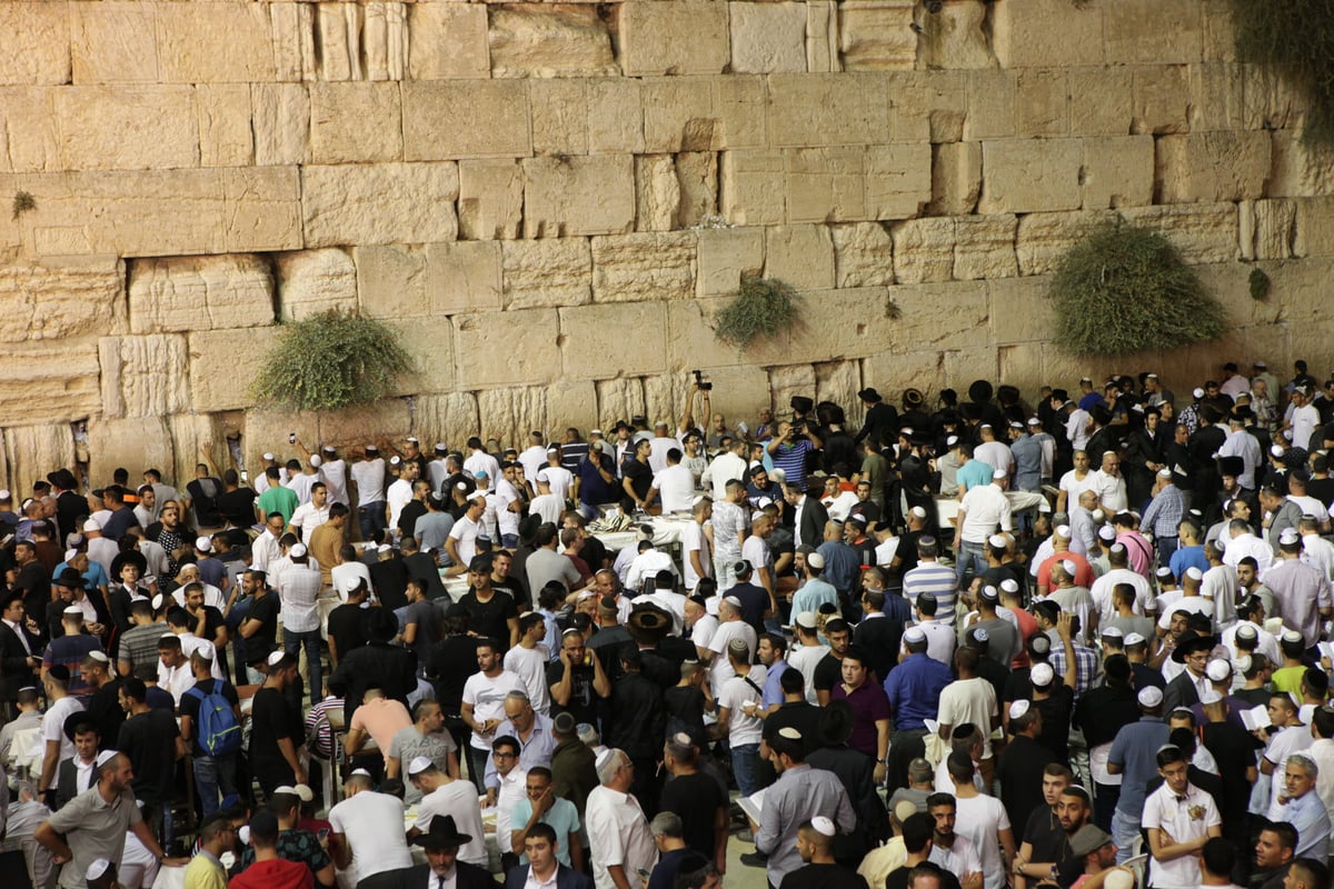 אלפים בעצרת סליחות בכותל בראשות הראשל"צ הגר"ש עמאר