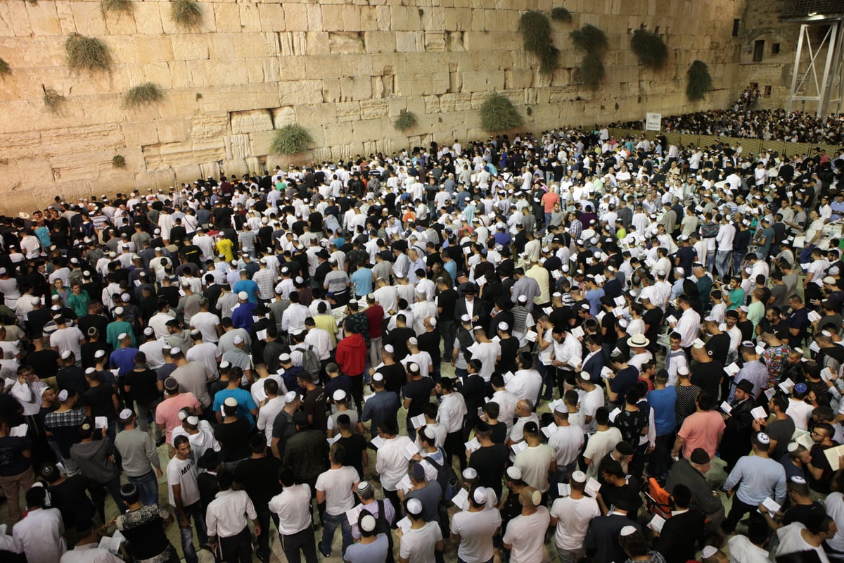 אלפים בעצרת סליחות בכותל בראשות הראשל"צ הגר"ש עמאר