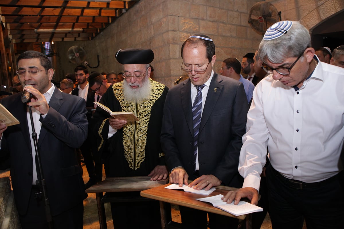 אלפים בעצרת סליחות בכותל בראשות הראשל"צ הגר"ש עמאר