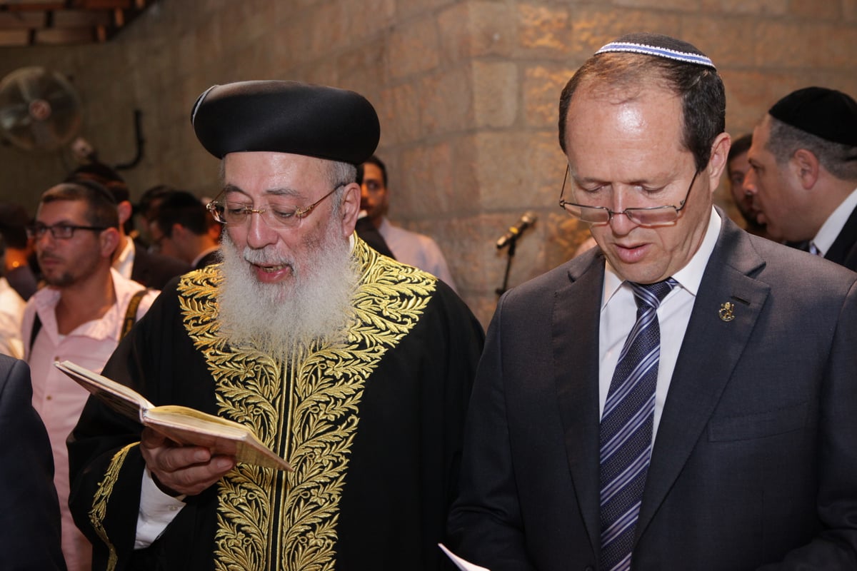 אלפים בעצרת סליחות בכותל בראשות הראשל"צ הגר"ש עמאר