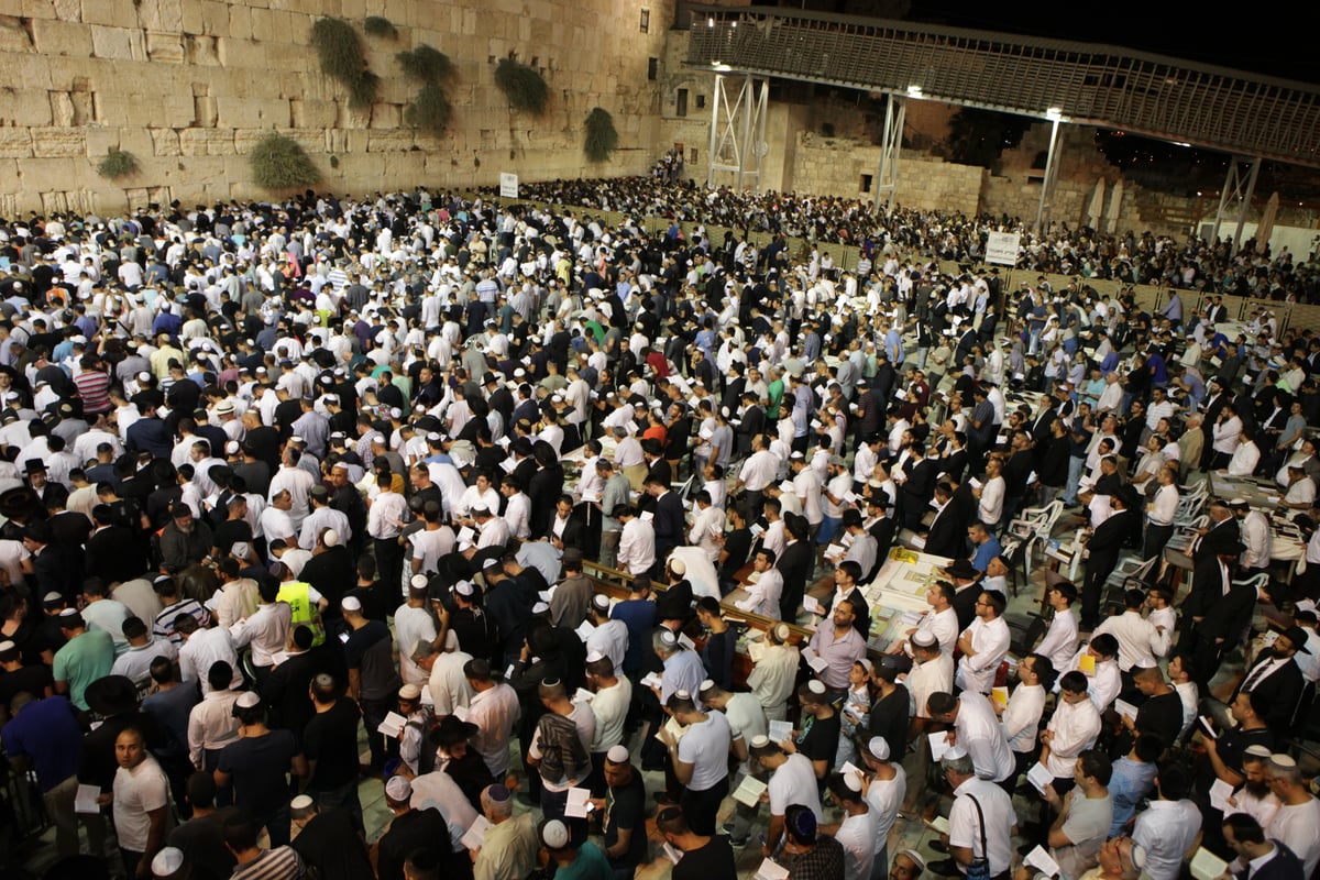 אלפים בעצרת סליחות בכותל בראשות הראשל"צ הגר"ש עמאר