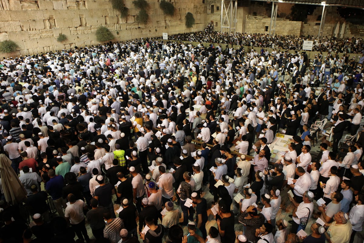 אלפים בעצרת סליחות בכותל בראשות הראשל"צ הגר"ש עמאר