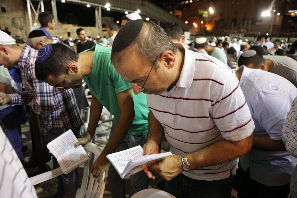 אלפים בעצרת סליחות בכותל בראשות הראשל"צ הגר"ש עמאר