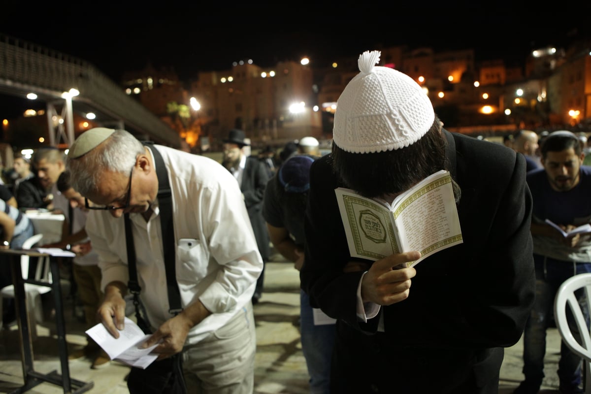 אלפים בעצרת סליחות בכותל בראשות הראשל"צ הגר"ש עמאר