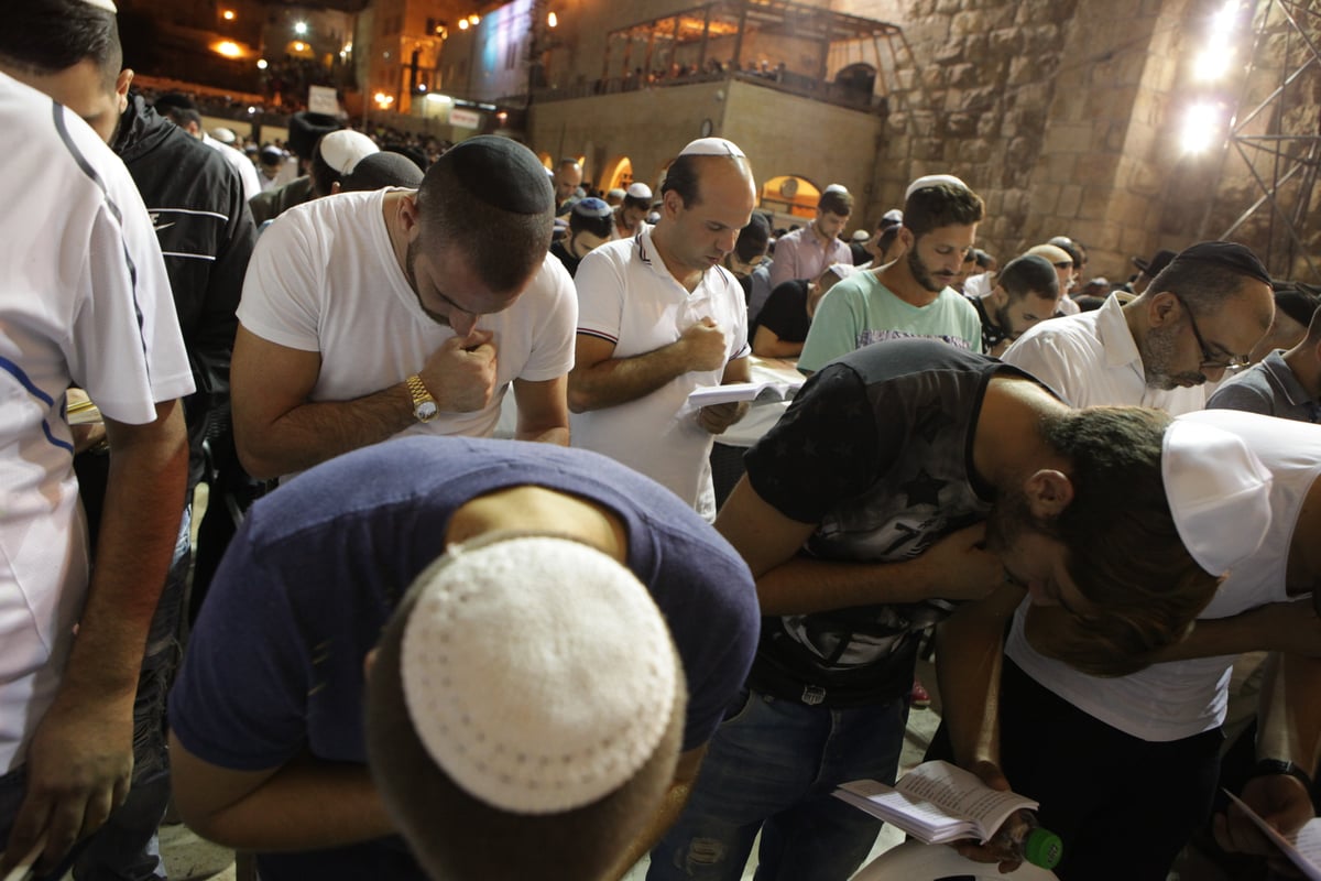 אלפים בעצרת סליחות בכותל בראשות הראשל"צ הגר"ש עמאר