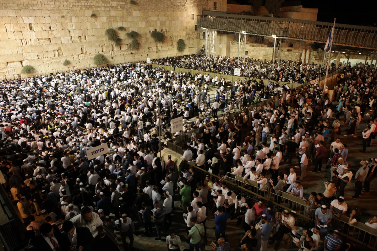 אלפים בעצרת סליחות בכותל בראשות הראשל"צ הגר"ש עמאר