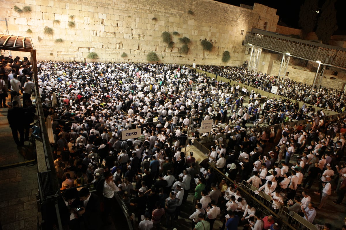 אלפים בעצרת סליחות בכותל בראשות הראשל"צ הגר"ש עמאר