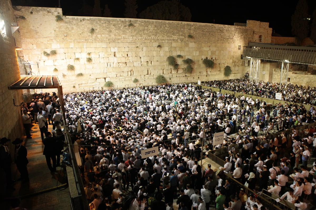 אלפים בעצרת סליחות בכותל בראשות הראשל"צ הגר"ש עמאר