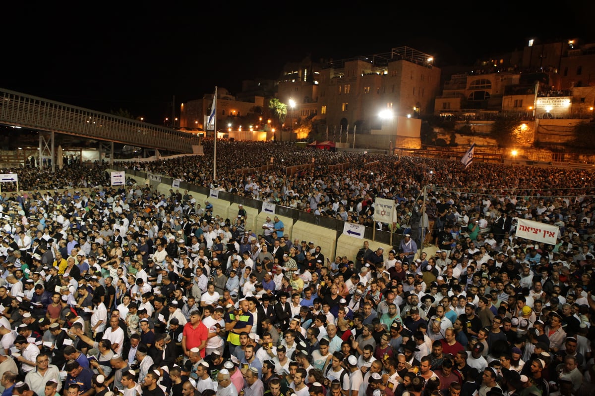 תיעוד: רבבות בעצרת הסליחות בכותל המערבי