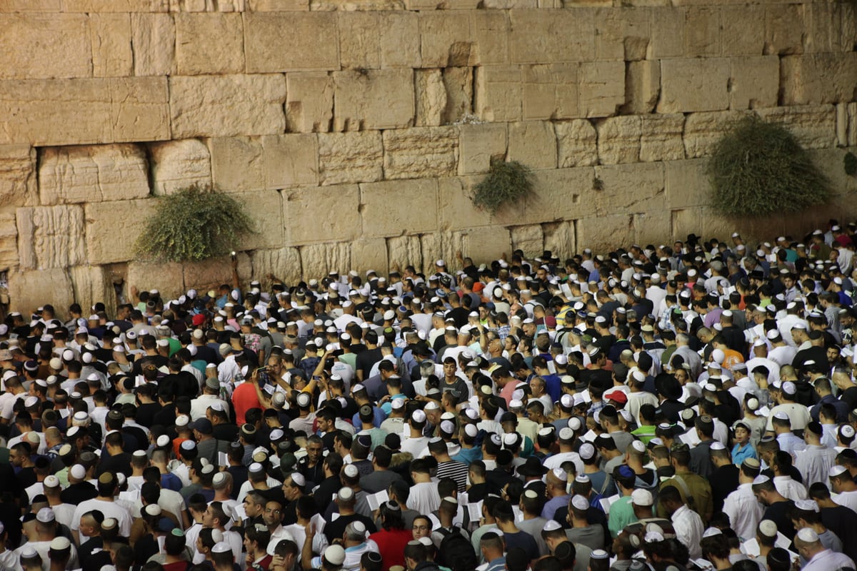 תיעוד: רבבות בעצרת הסליחות בכותל המערבי