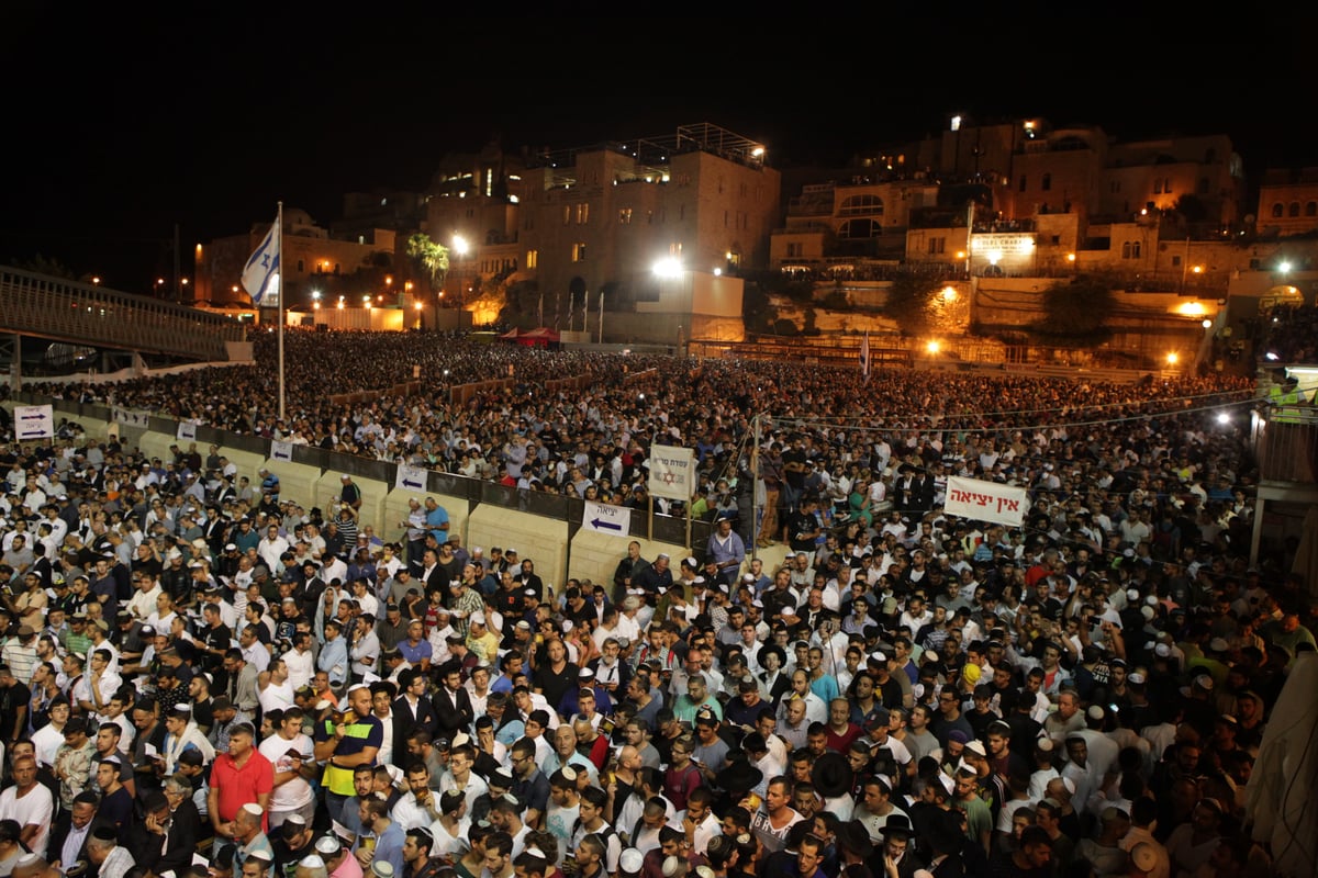 תיעוד: רבבות בעצרת הסליחות בכותל המערבי