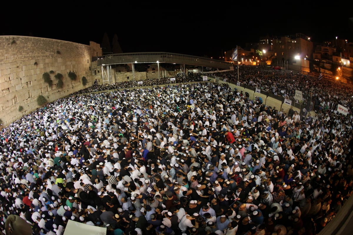 תיעוד: רבבות בעצרת הסליחות בכותל המערבי