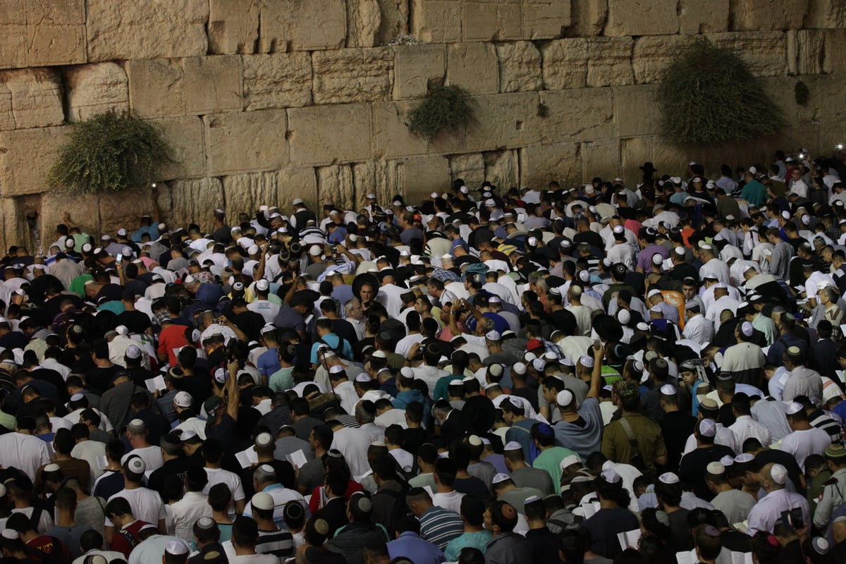 תיעוד: רבבות בעצרת הסליחות בכותל המערבי