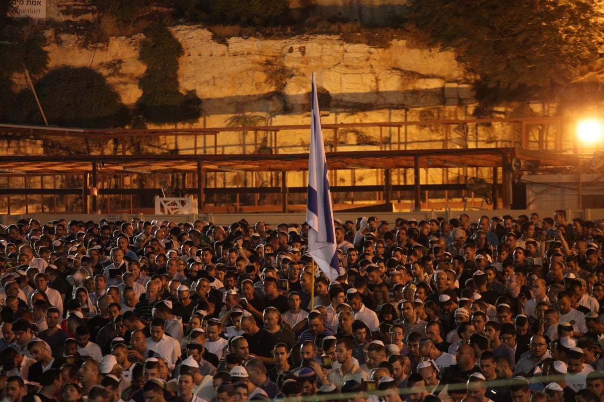 תיעוד: רבבות בעצרת הסליחות בכותל המערבי