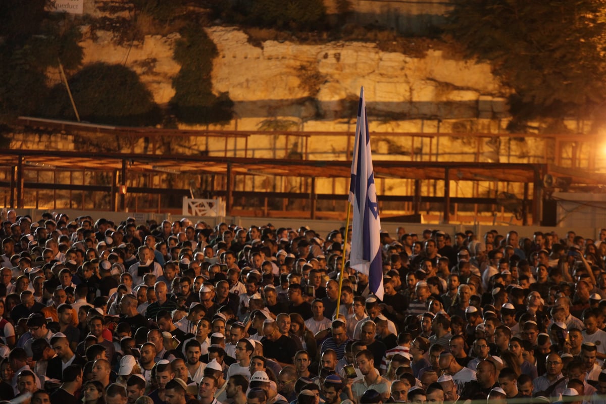 תיעוד: רבבות בעצרת הסליחות בכותל המערבי