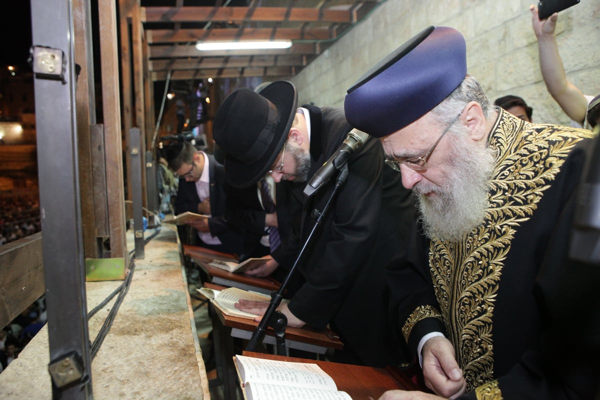 תיעוד: רבבות בעצרת הסליחות בכותל המערבי