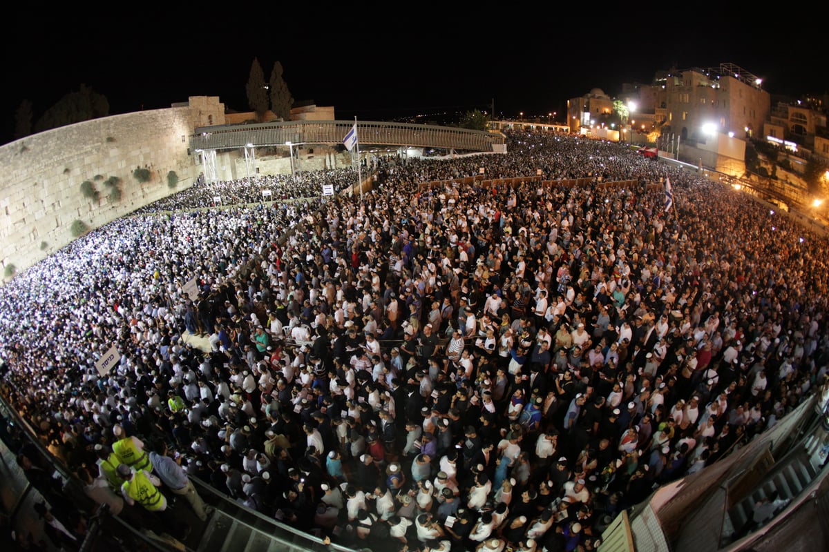 תיעוד: רבבות בעצרת הסליחות בכותל המערבי