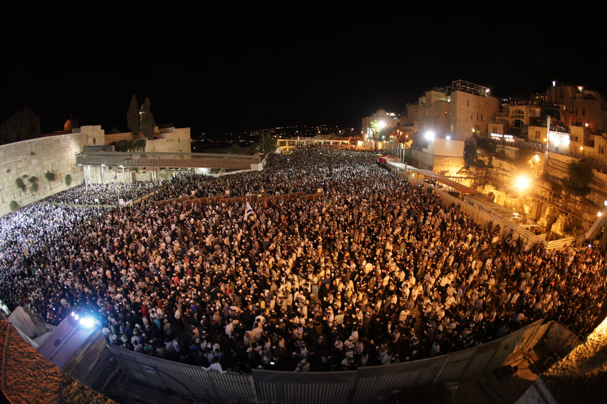 תיעוד: רבבות בעצרת הסליחות בכותל המערבי