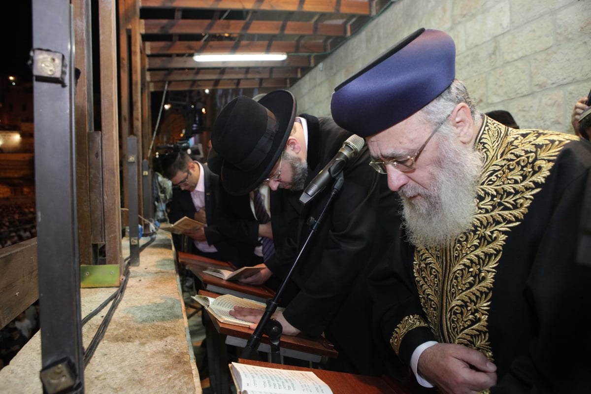 תיעוד: רבבות בעצרת הסליחות בכותל המערבי