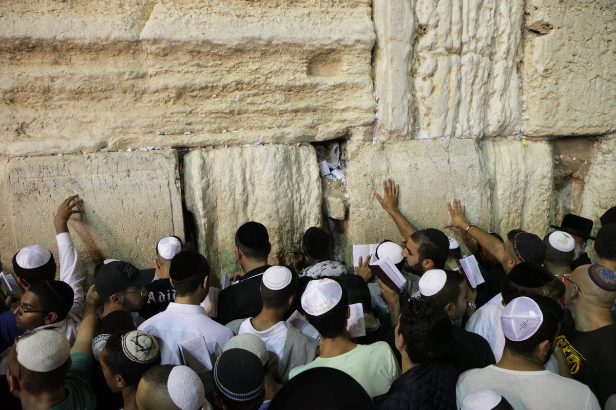 תיעוד: רבבות בעצרת הסליחות בכותל המערבי