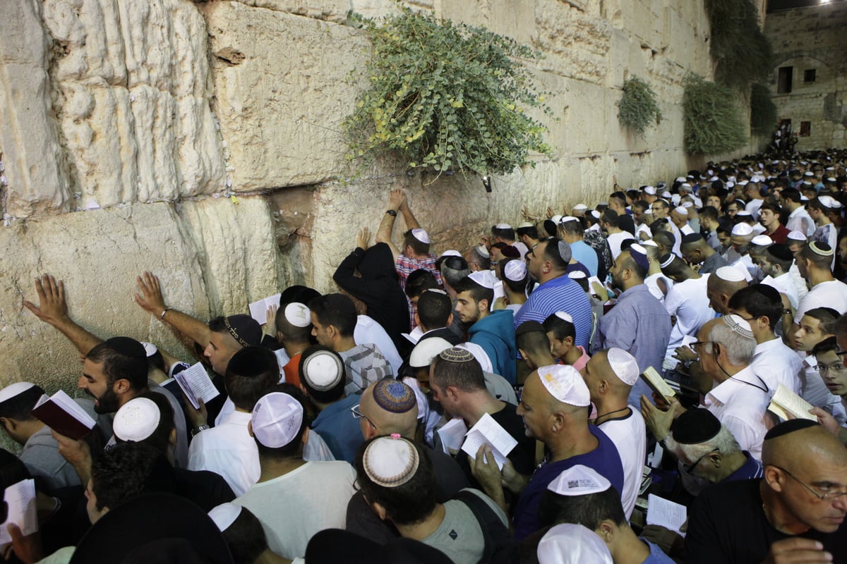 תיעוד: רבבות בעצרת הסליחות בכותל המערבי