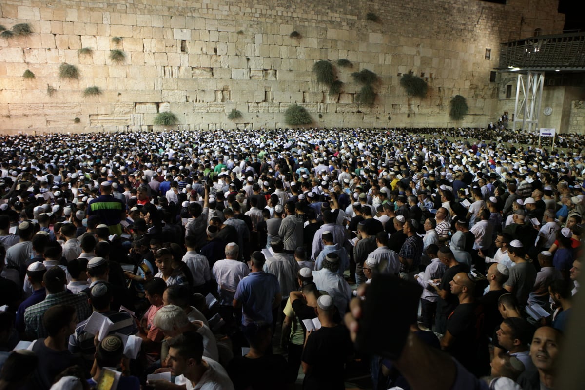 תיעוד: רבבות בעצרת הסליחות בכותל המערבי