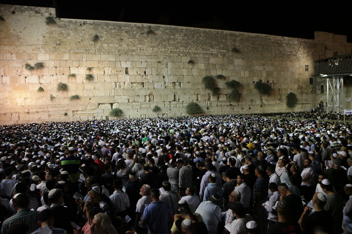 תיעוד: רבבות בעצרת הסליחות בכותל המערבי