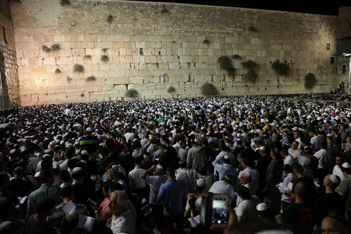 תיעוד: רבבות בעצרת הסליחות בכותל המערבי