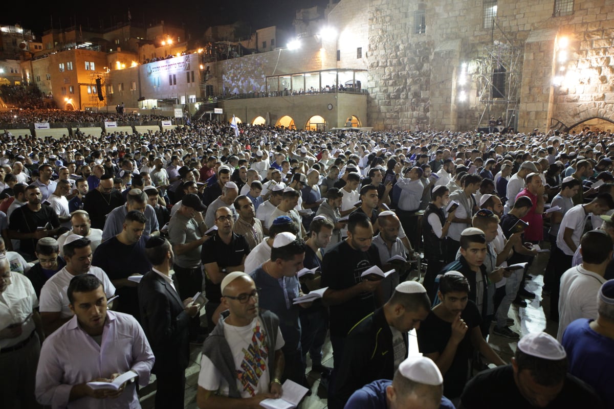 תיעוד: רבבות בעצרת הסליחות בכותל המערבי