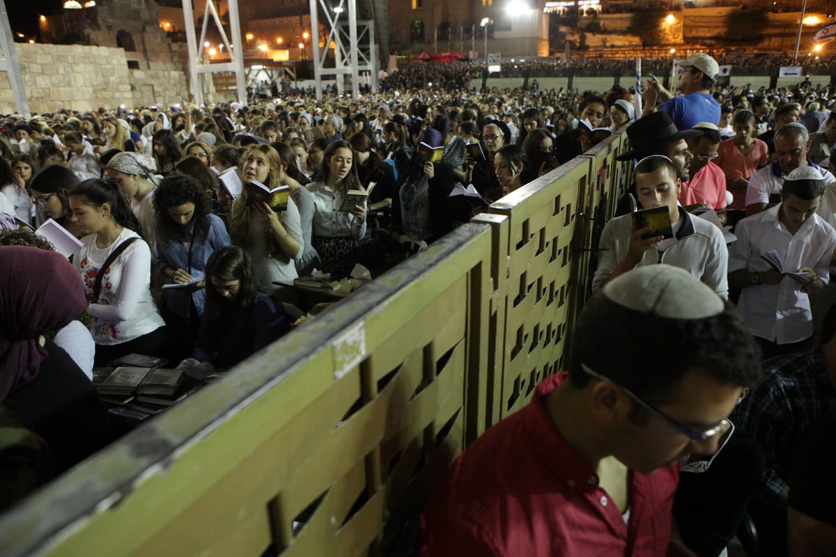 תיעוד: רבבות בעצרת הסליחות בכותל המערבי