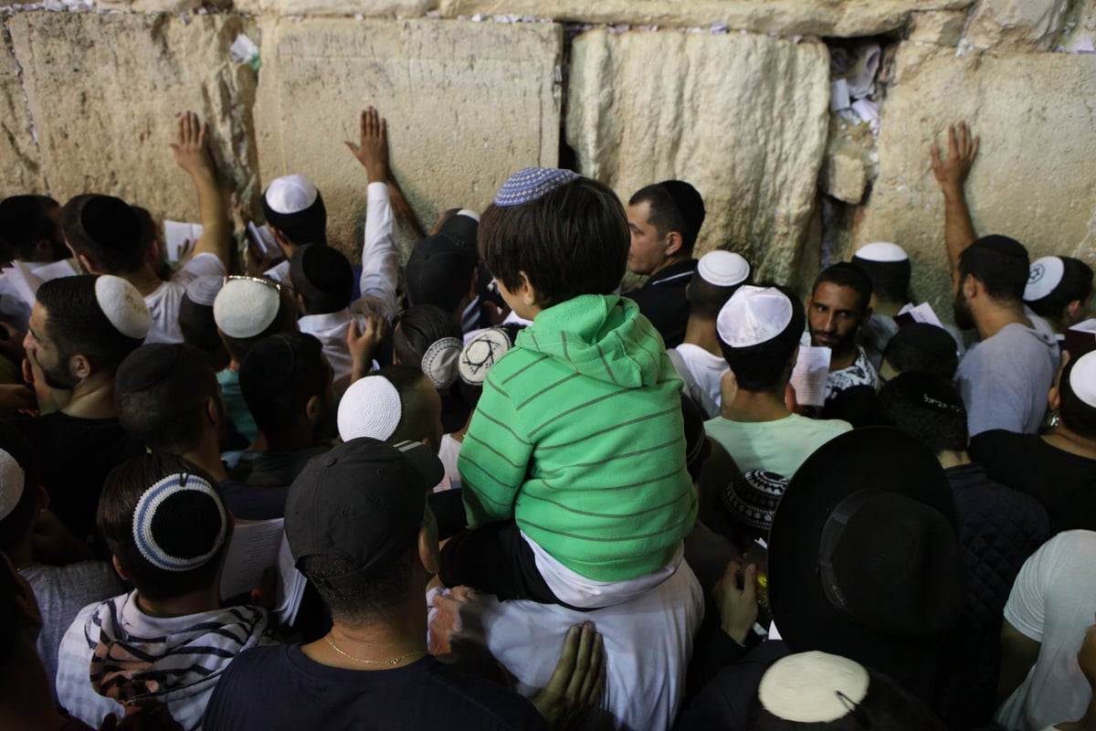 תיעוד: רבבות בעצרת הסליחות בכותל המערבי