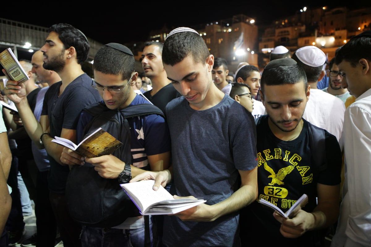 תיעוד: רבבות בעצרת הסליחות בכותל המערבי