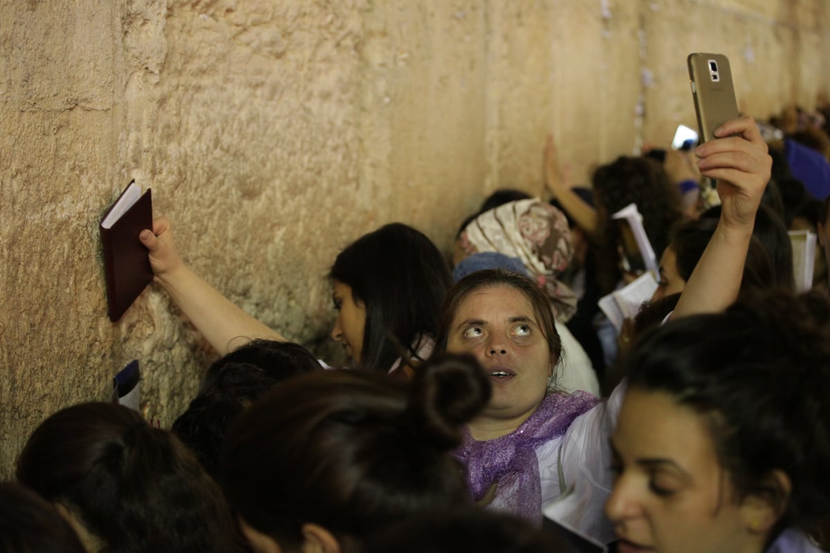 תיעוד: רבבות בעצרת הסליחות בכותל המערבי