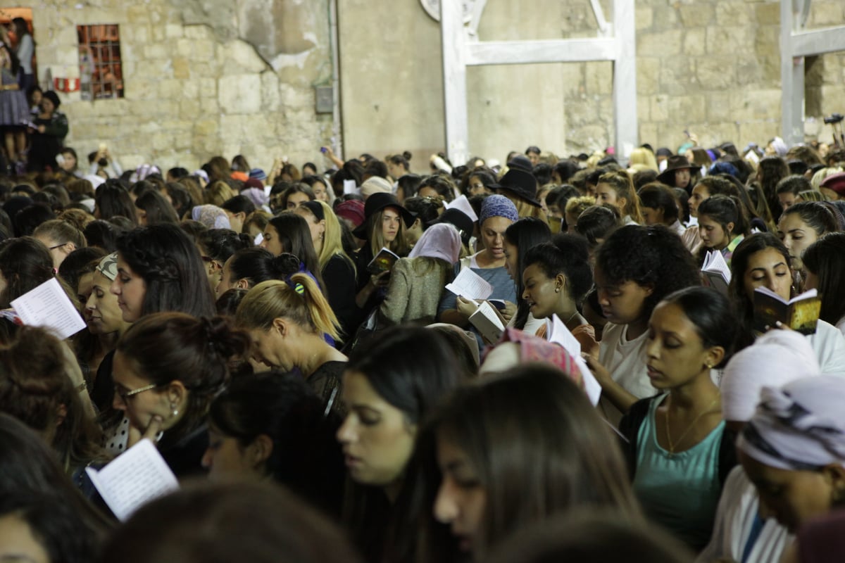 תיעוד: רבבות בעצרת הסליחות בכותל המערבי