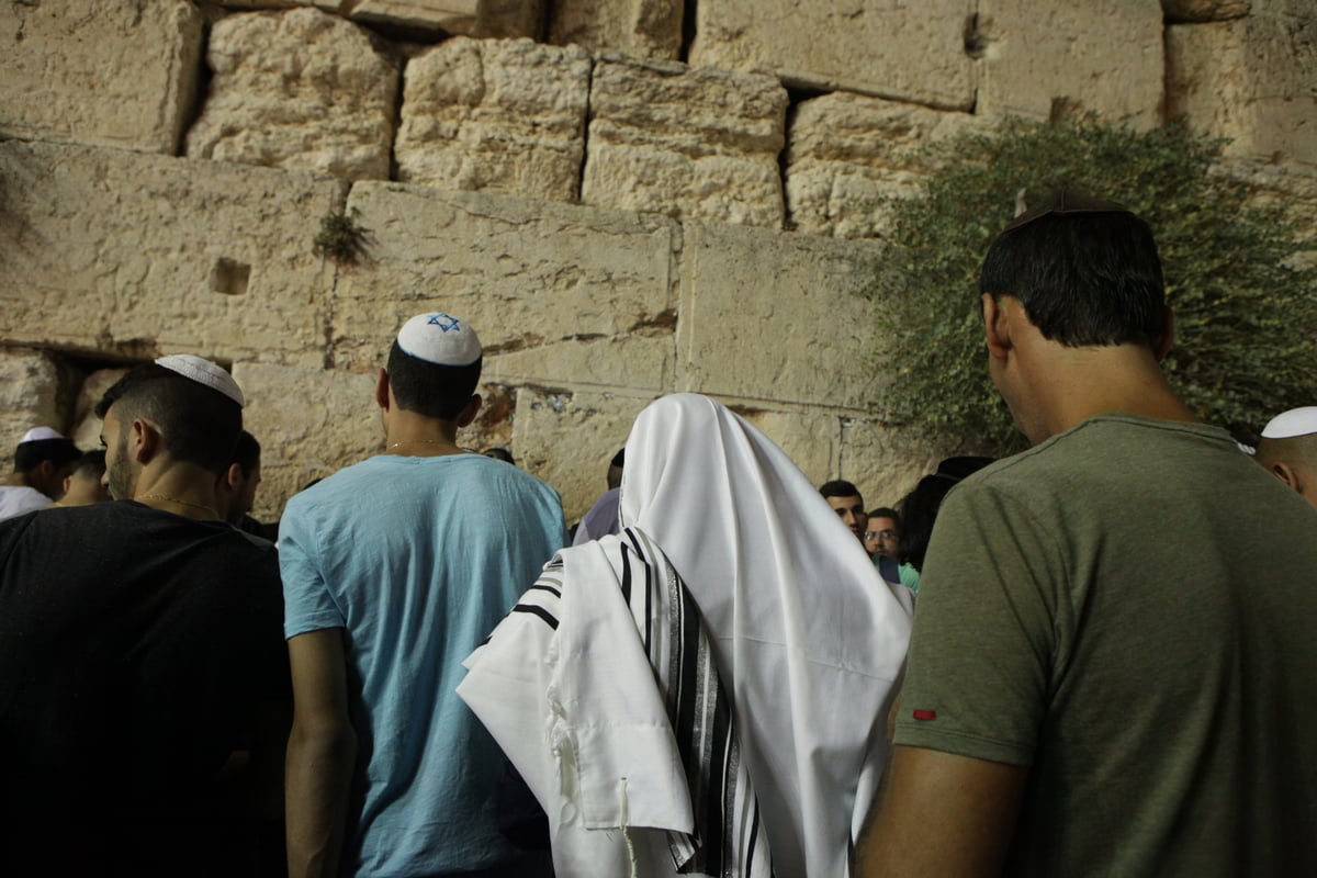 תיעוד: רבבות בעצרת הסליחות בכותל המערבי