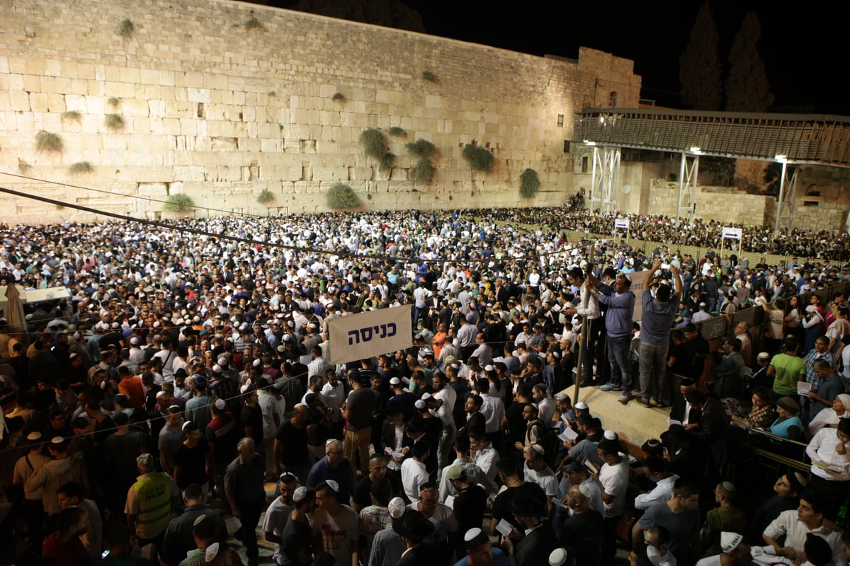 תיעוד: רבבות בעצרת הסליחות בכותל המערבי