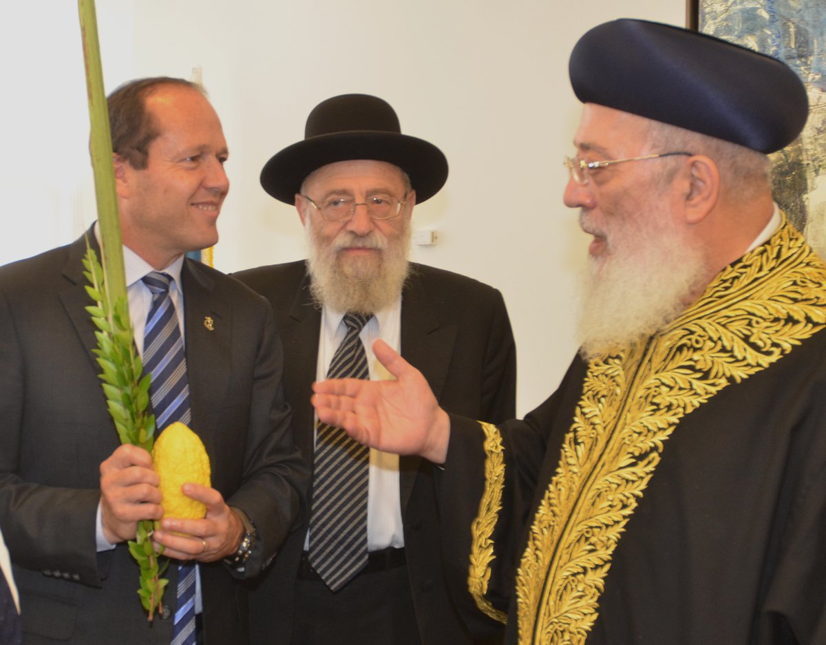 ניר ברקת קיבל ארבעת המינים מרבני העיר ירושלים. צפו